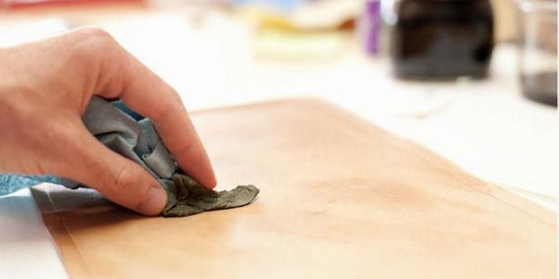 Dùng thuốc tẩy pha loãng lau chùi đồ gỗ sẽ sạch như mới Dùng thuốc tẩy pha loãng lau chùi đồ gỗ sẽ sạch như mới