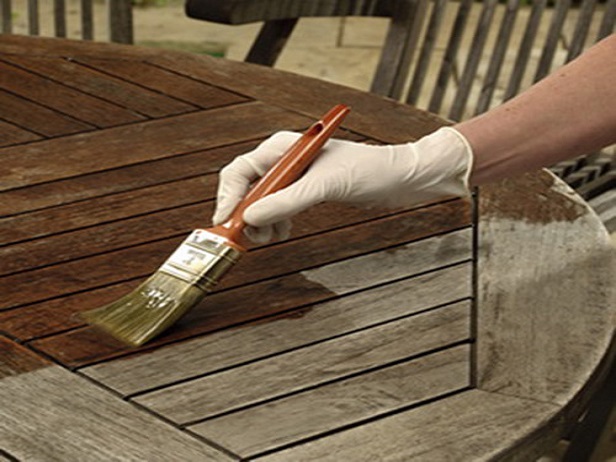 Làm gì để xử lý gỗ bị phai màu?